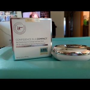 it Cosmetics-Confidence in a Compact-Light